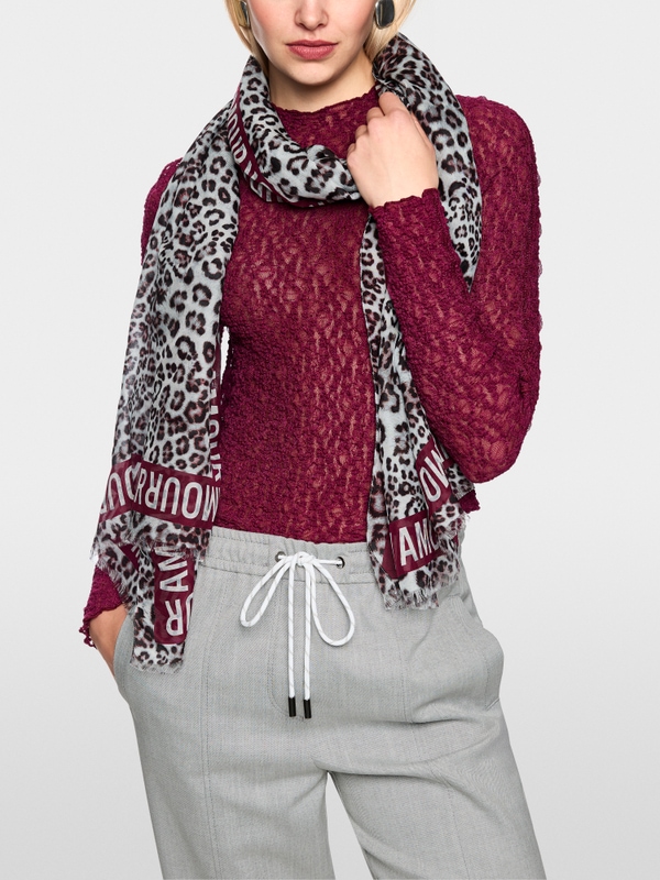 Scarf with leopard print