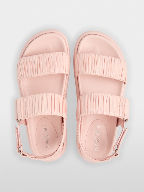 Sandals with gathering