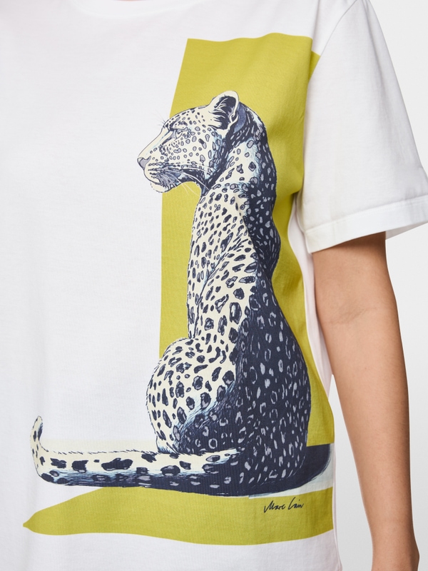 T-shirt with leopard print