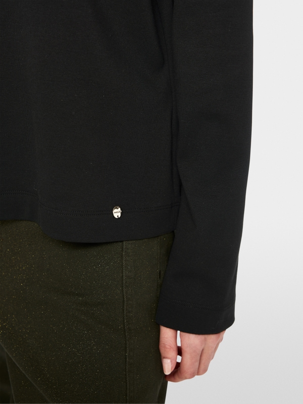 Shirt with knitted collar