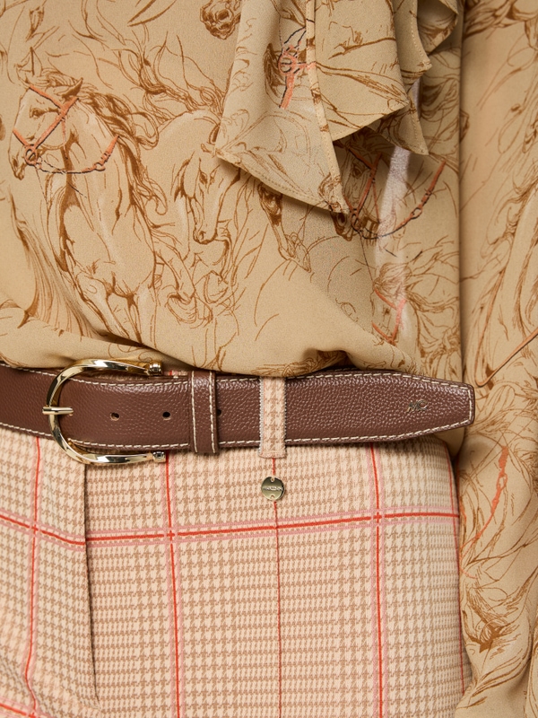 Horseshoe buckle leather belt