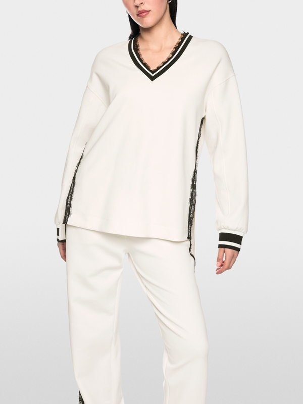 Sweatshirt with delicate lace details