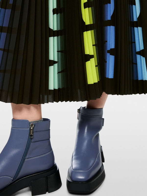 Pleated skirt with print