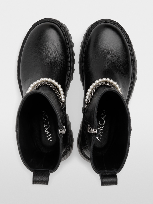 Boots with pearl and chain details