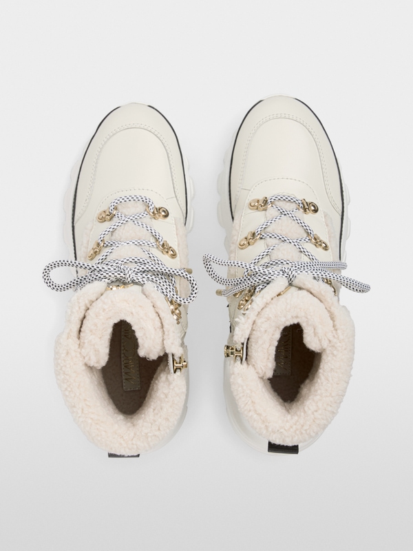 Sporty lace-up boots