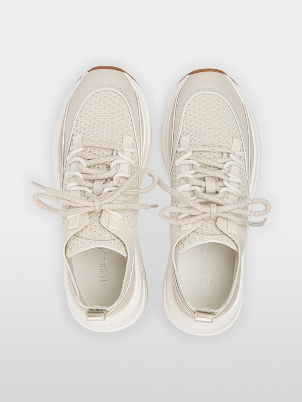 Baskets en tricot avec empiècements en cuir