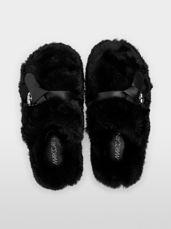 Fluffy slippers with faux lambskin