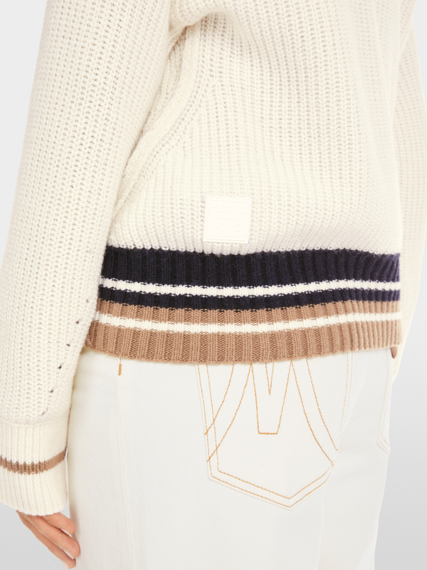 Sweater in Egg Shape Knitted in Germany