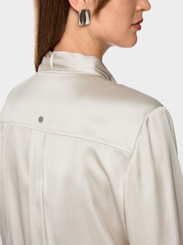 Feminine blouse with bow