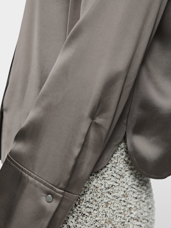 Vrouwelijke blouse met strik