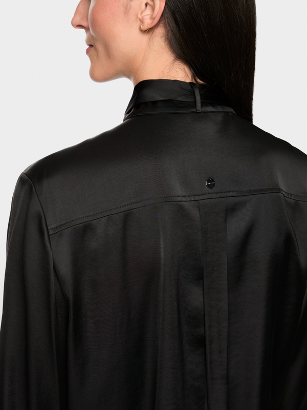 Vrouwelijke blouse met strik