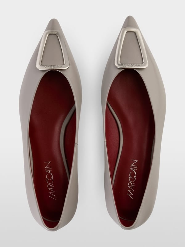Pointed ballerinas with metal detail