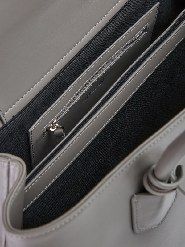 Elegante leren tas met hanger met logo