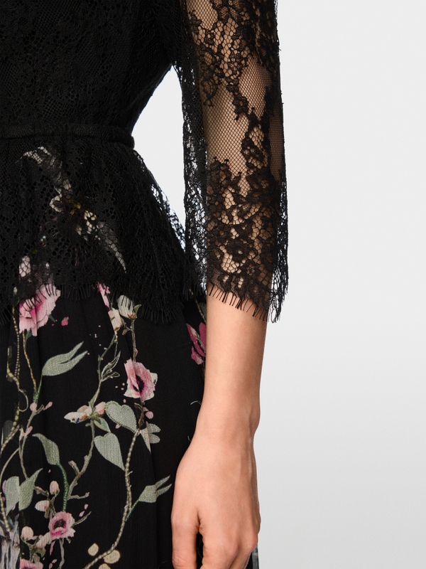 Kleid mit Spitze und Blumenmuster