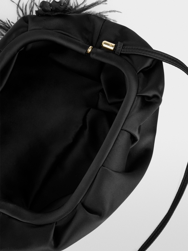Elegante clutch met veren