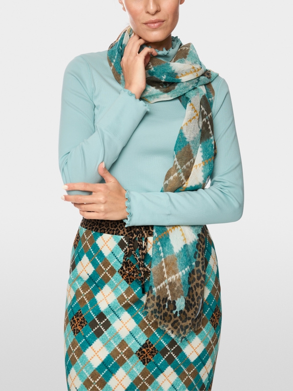 Plain long-sleeved turtleneck shirt
