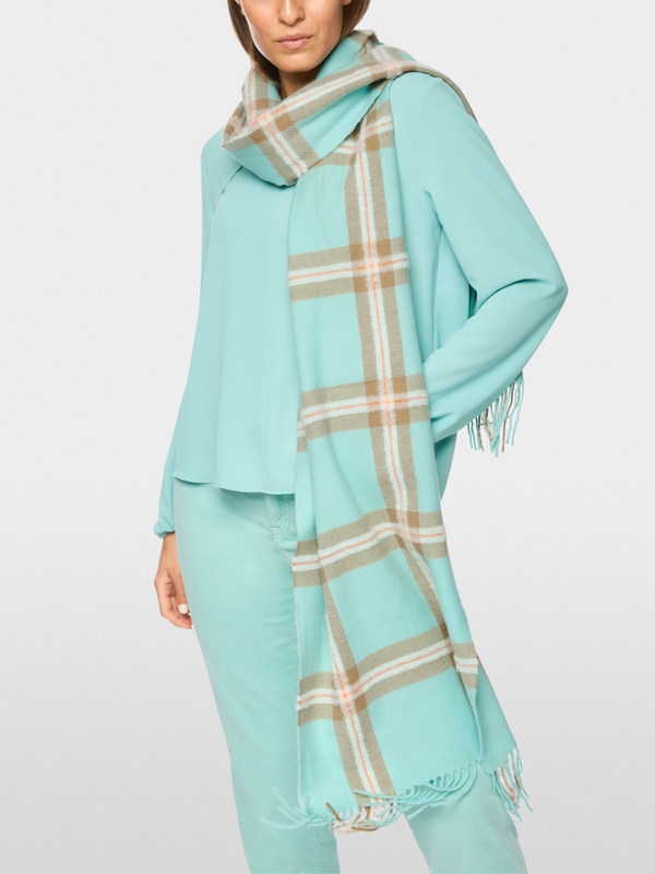 Check scarf with fringed edge