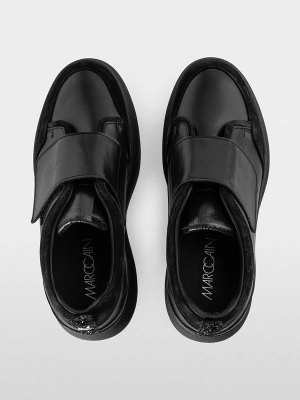 Moderner Sneaker mit Klettverschluss