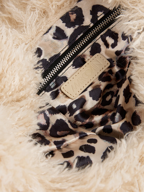 Shoulder bag in dog fur look