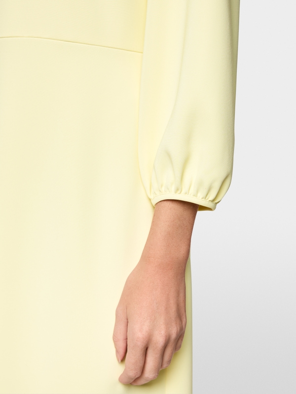 Fitted dress with round neck