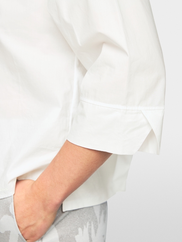 Blouse avec broderies florales