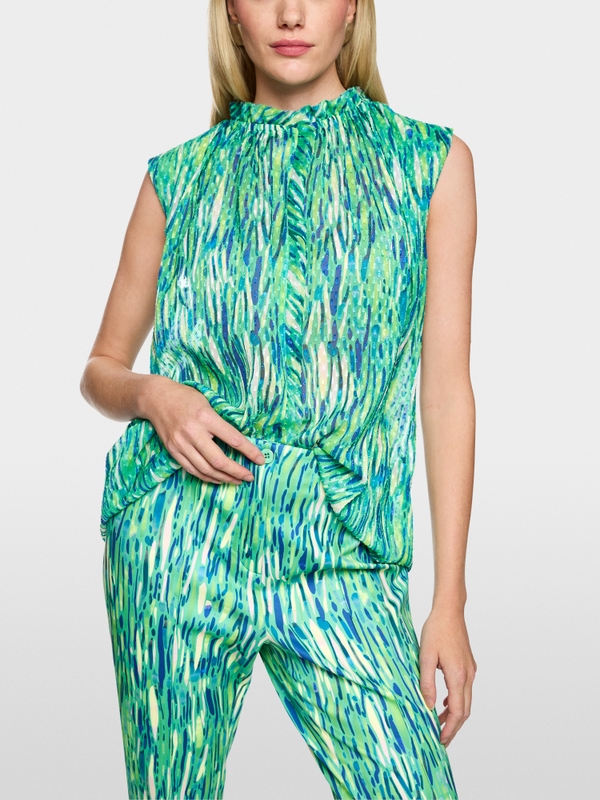 Feminine top with ruffles