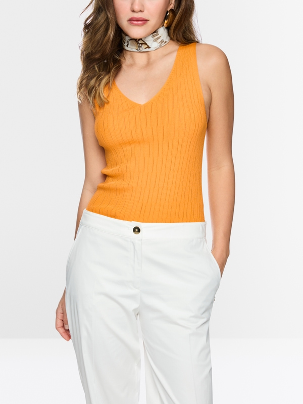 Sleeveless fine knit top