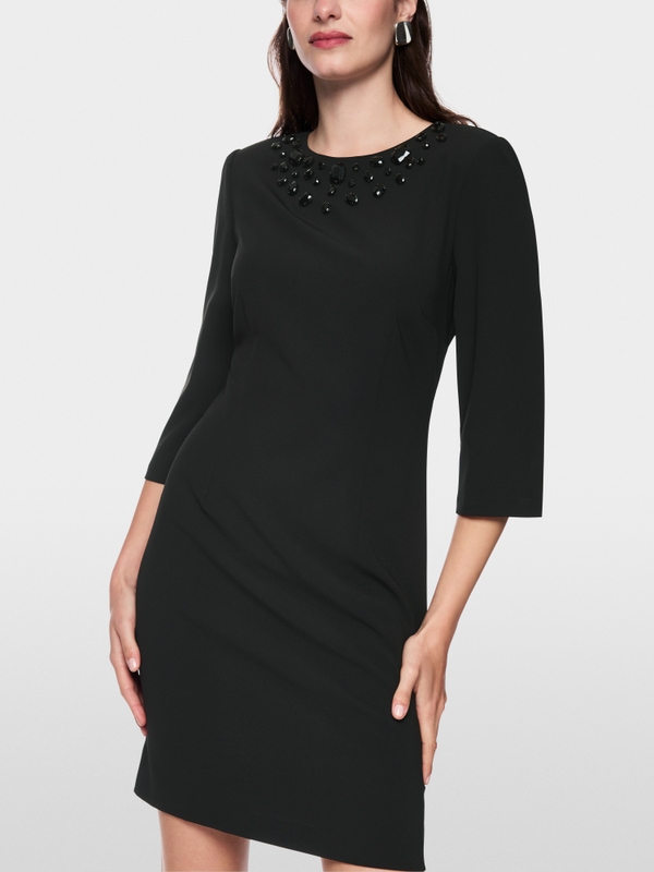 Robe avec pierres décoratives