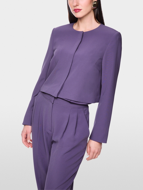 Short jacket with shoulder emphasis