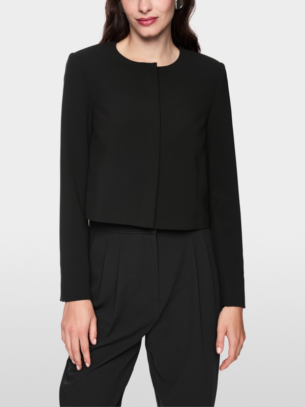 Short jacket with shoulder emphasis