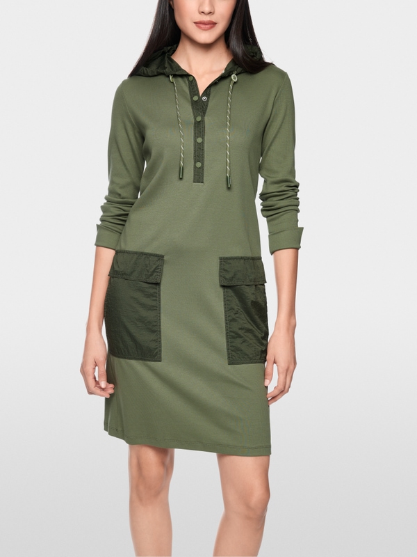 Sporty dress with hood