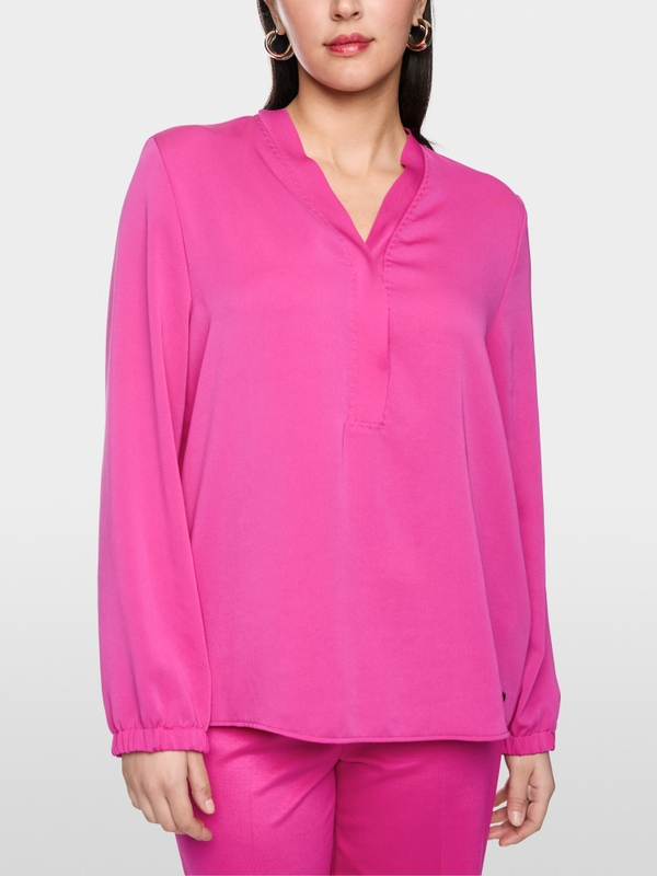 Loose-fitting blouse with V-neck