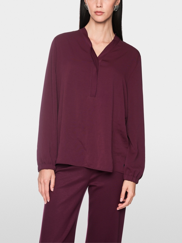 Loose-fitting blouse with V-neck