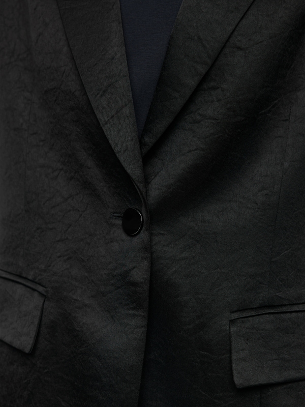 Blazer en satin avec bouton argenté