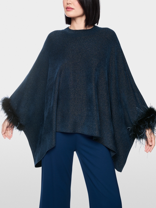 Knitted poncho with feathers