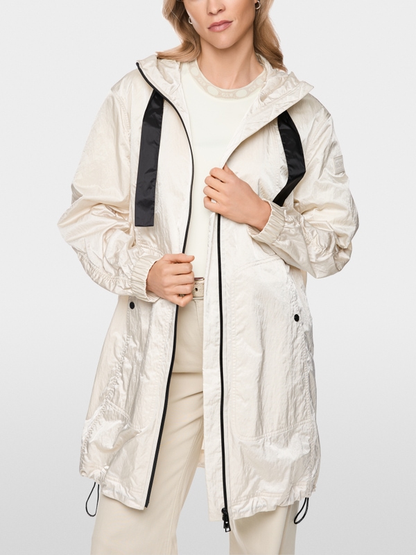 Manteau brillant avec détails contrastés