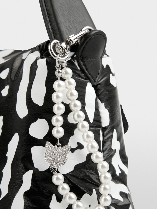 Shoulder bag with flap in leopard print