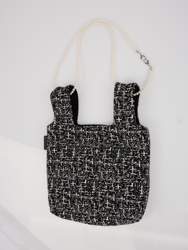 Reversible knitted bag with cat motif