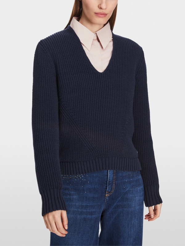 Pull encolure en V tricoté en Allemagne