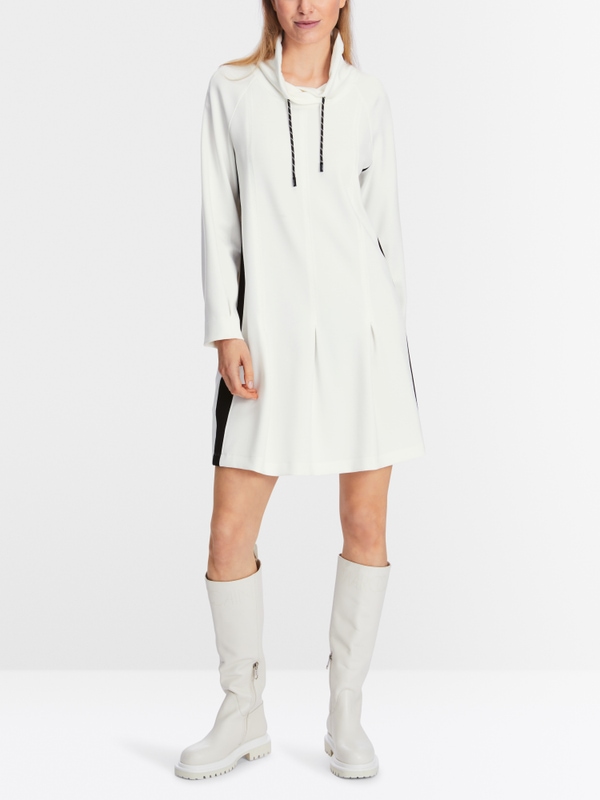 Kurzes Kleid mit  Kellerfalten