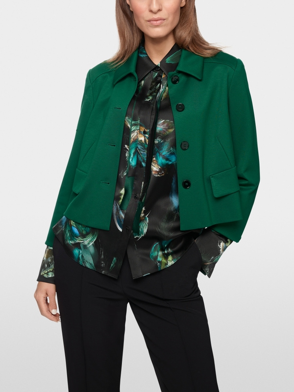 Short jacket with sleeve slits