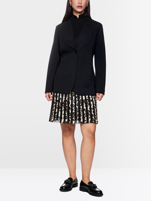 Slightly fitted blazer