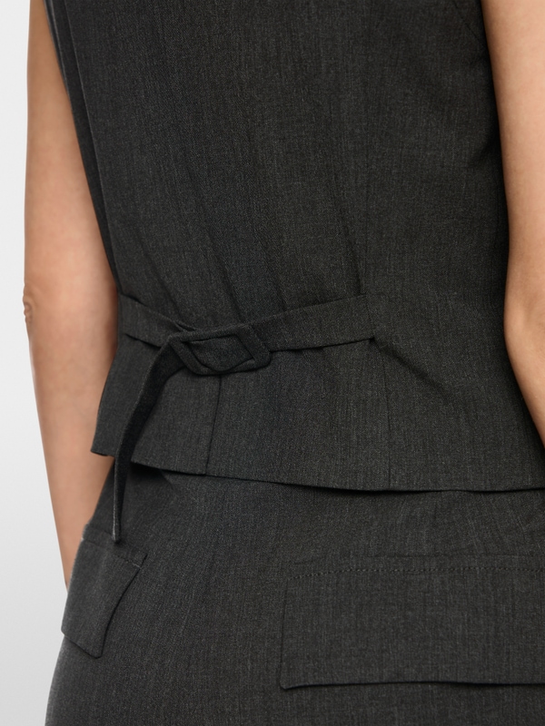 Getailleerd vest met smalle riem