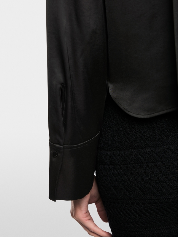 Vrouwelijke blouse met strik