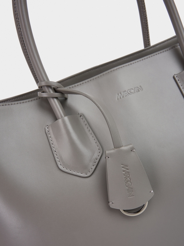 Elegante leren tas met hanger met logo