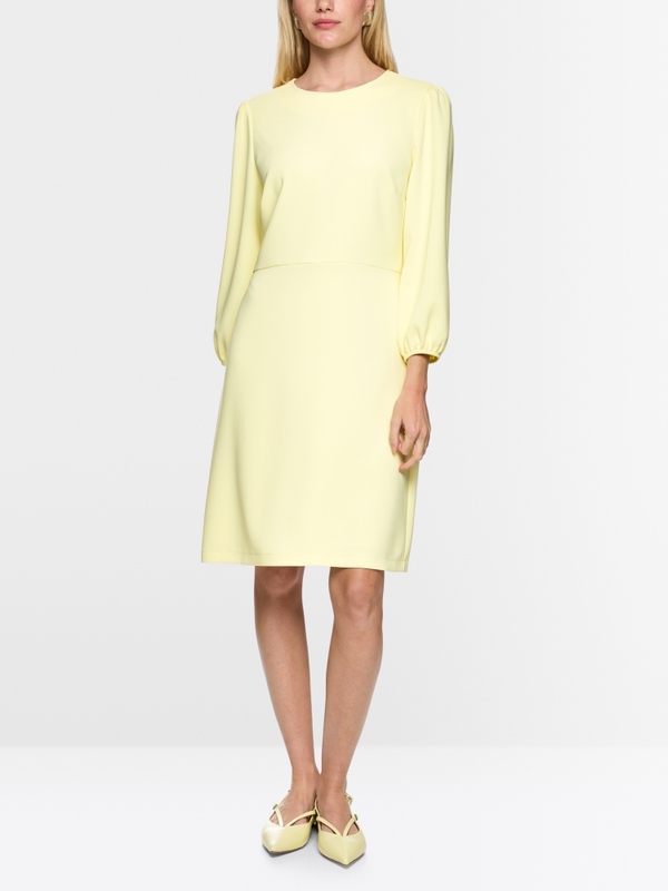 Fitted dress with round neck