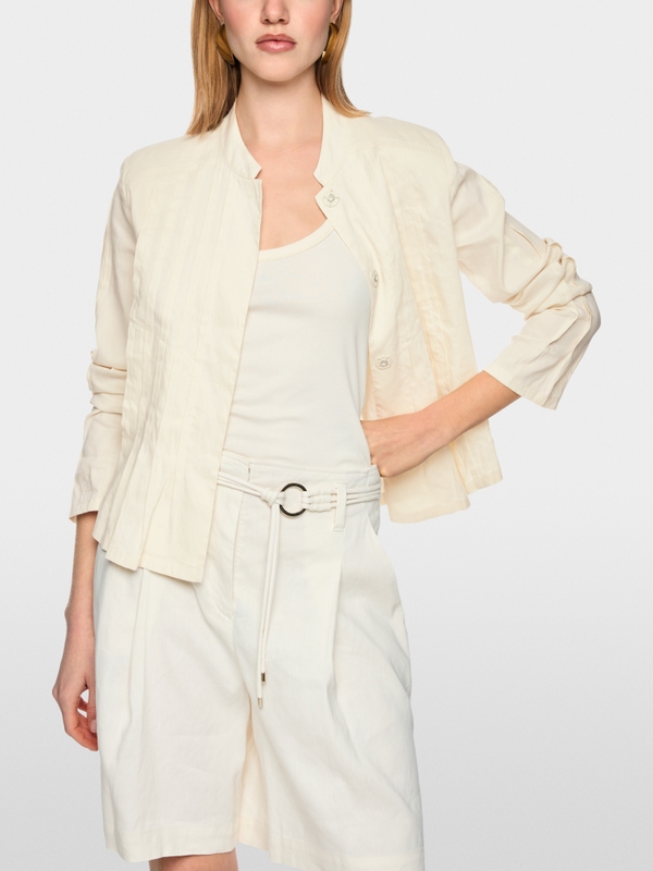 Feminine jacket with pintuck details