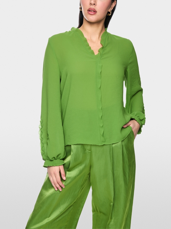 Feminine blouse with ruffle