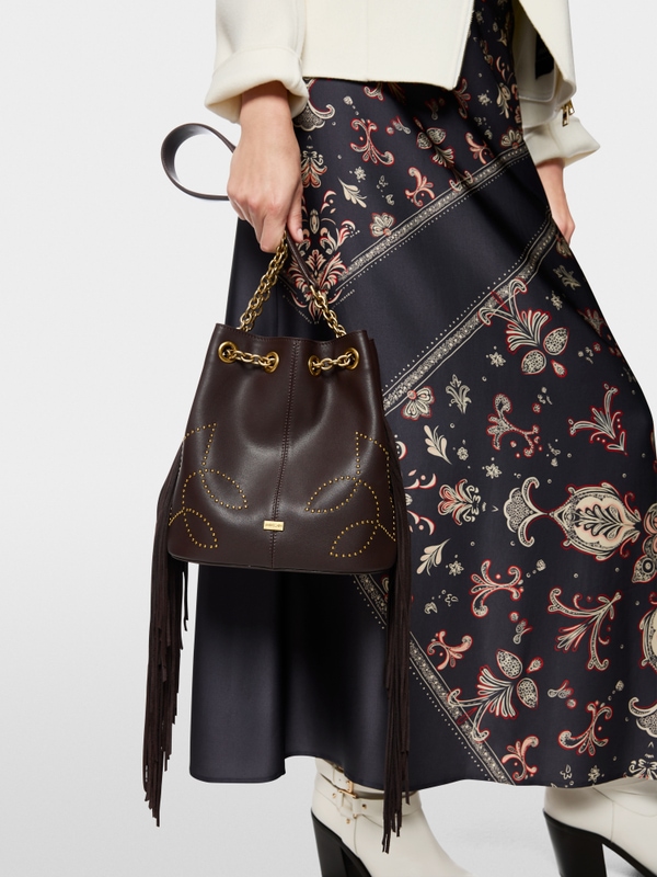 Beuteltasche mit Nieten und Fransen