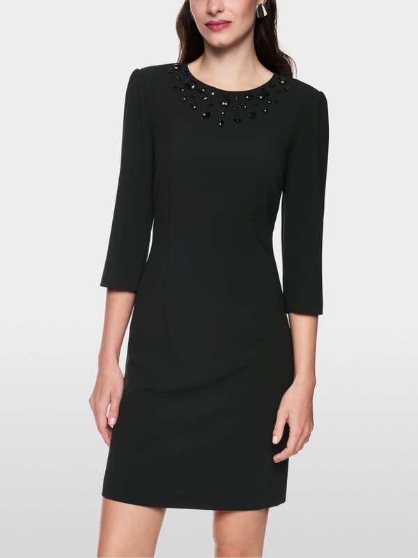 Robe avec pierres décoratives